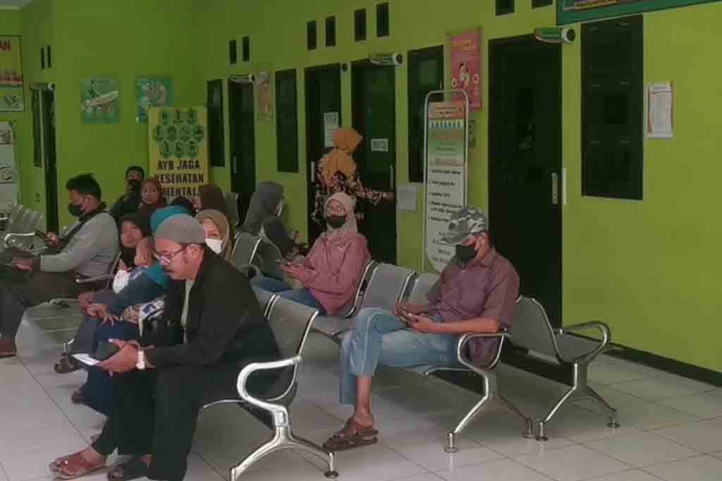 Salah satunya dilakukan Puskesmas Taman Kabupaten Sidoarjo. Meskipun bukan rumah sakit besar, Puskesmas Taman siap menerima caleg depresi karena gagal dalam Pemilu 2024. Tidak hanya depresi ringan, puskesmas ini juga mampu menangani pasien depresi berat. Sebab baik tenaga medis maupun fasilitasnya memang memadai untuk penanganan pasien depresi semua kategori. 