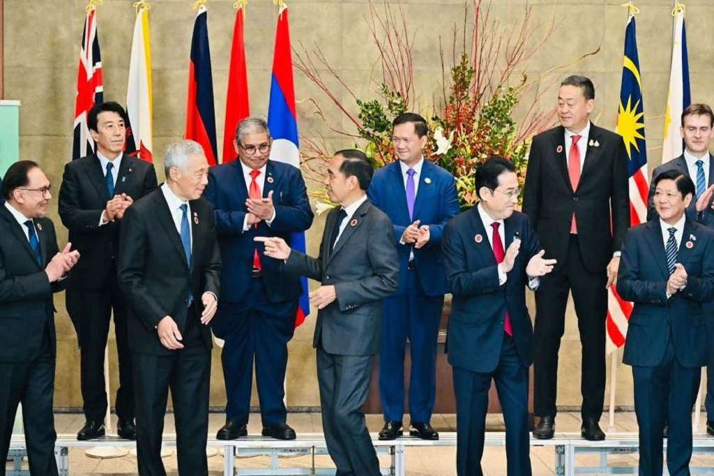 Presiden Jokowi juga mengatakan bahwa Indonesia sebagai negara hutan tropis terbesar ke-3 dunia telah melakukan sejumlah hal. Mulai dari pengurangan emisi dengan tekan laju deforestasi dan degradasi hutan serta mengembangkan potensi mangrove untuk serap karbon.