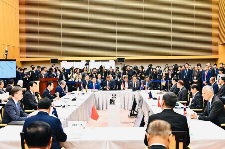 “Saya harap kerja sama AZEC dapat menekankan pentingnya kerja sama dekarbonisasi pendanaan yang inklusif untuk mengembangkan berbagai proyek CCS & CCUS,” ungkap Presiden.