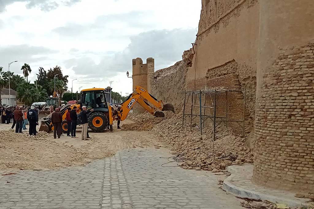 Salah satu bagian tembok bersejarah di sekitar Kota Tua Kairouan, Tunisia runtuh, Sabtu, 16 Desember 2023, menewaskan tiga tukang bangunan yang sedang melakukan perbaikan di Situs Warisan Dunia UNESCO tersebut.
