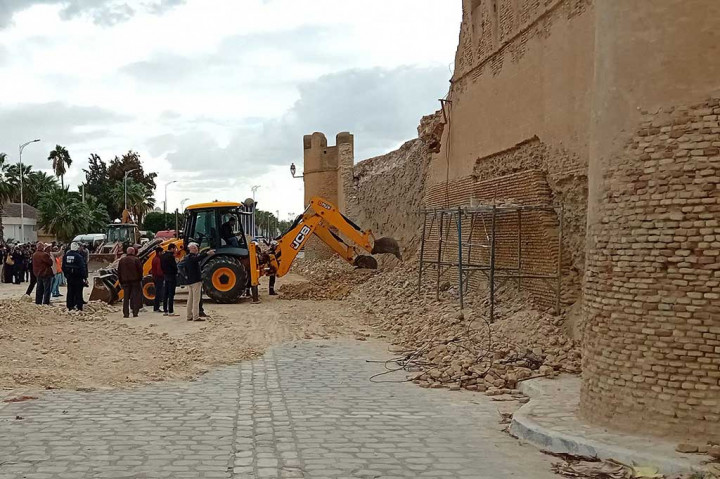 Salah satu bagian tembok bersejarah di sekitar Kota Tua Kairouan, Tunisia runtuh, Sabtu, 16 Desember 2023, menewaskan tiga tukang bangunan yang sedang melakukan perbaikan di Situs Warisan Dunia UNESCO tersebut.