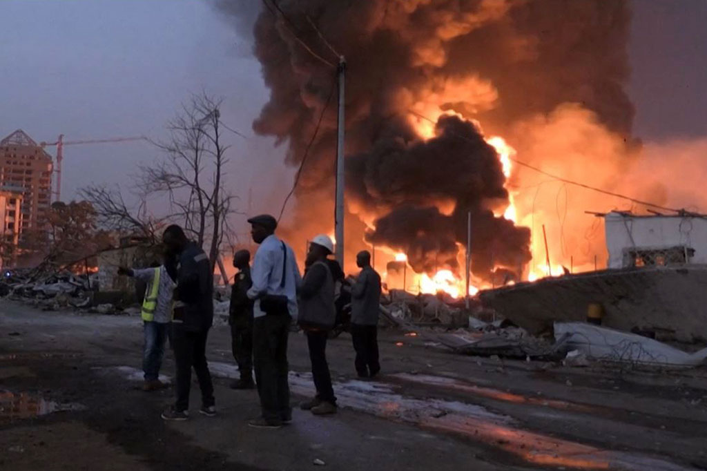 Api berhasil dikendalikan pada sore hari, dan dari korban luka yang dirawat oleh layanan darurat dan di rumah sakit, 113 orang telah dipulangkan, menurut pernyataan pemerintah yang dibacakan di televisi nasional Senin malam.