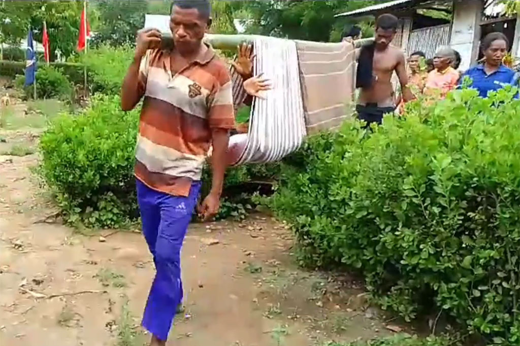 Seorang warga di Kabupaten Sikka, Nusa Tenggara Timur terpaksa harus ditandu sejauh enam Kilometer menuju Puskesmas untuk mendapatkan perawatan medis. Pasien terpaksa ditandu karena akses jalan rusak, terjal, dan berbatu.