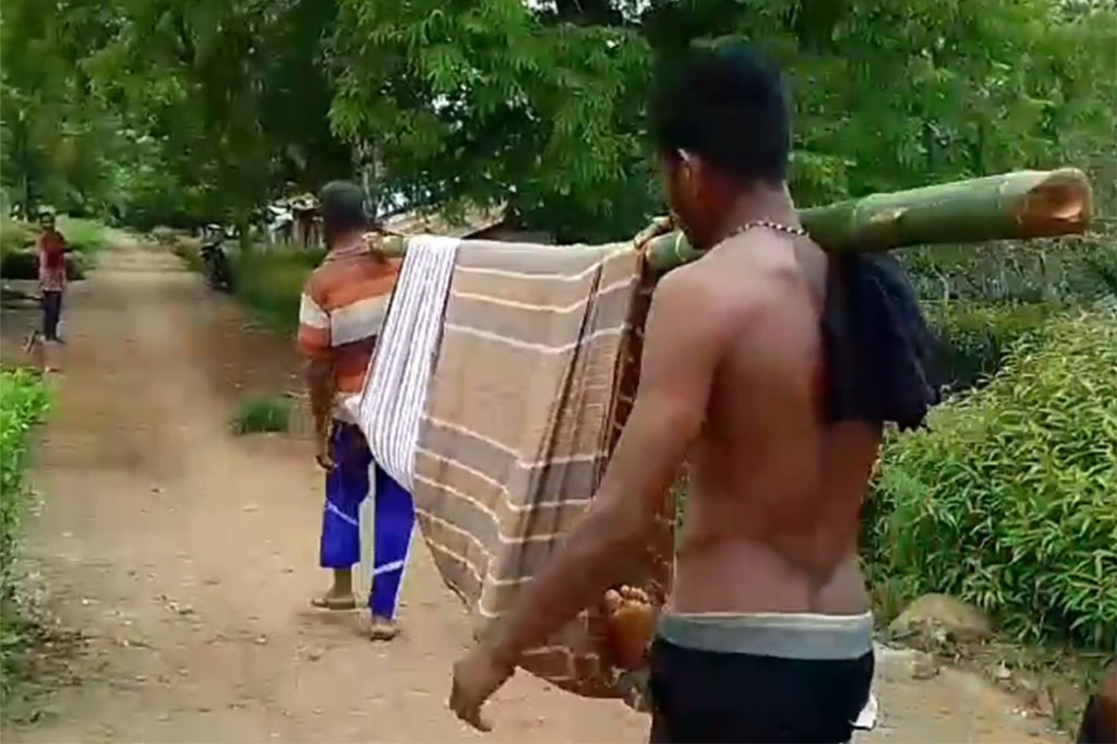 Selvius Seru, 46, warga Desa Waipaar, Kecamatan Talibura, Kabupaten Sikka, NTT yang sedang sakit dan hendak berobat harus ditandu puluhan warga menuju ibu kota Kecamatan setempat untuk mendapatkan pelayanan kesehatan.