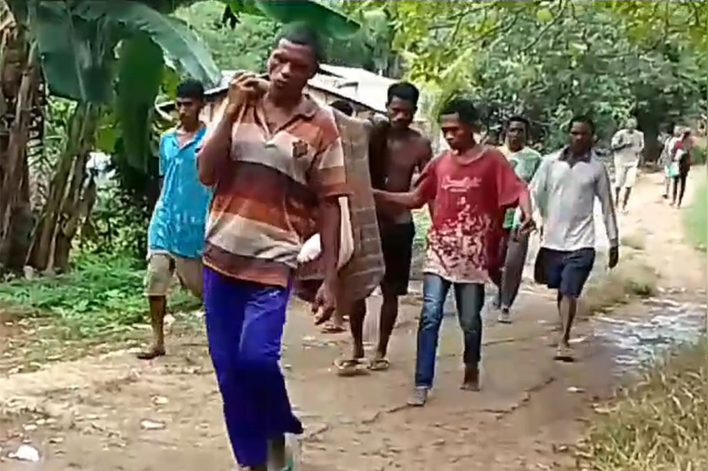 Karena jaraknya sangat jauh, beberapa kali warga harus berisitirahat di pinggir jalan sejenak lalu kembali melanjutkan perjalanan. Setidaknya membutuhkan waktu hingga dua jam untuk membawa pasien ke fasilitas kesehatan terdekat.