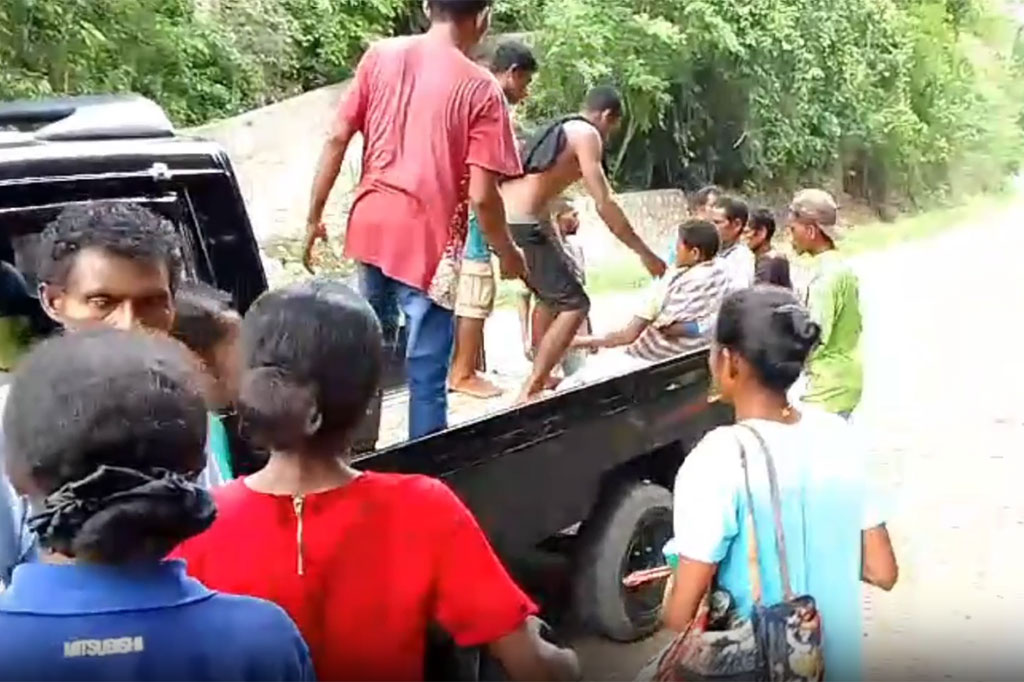 Saat tiba di jalan utama, warga harus menyewa mobil bak terbuka agar pasien bisa dibawa ke Puskesmas Watubaing.