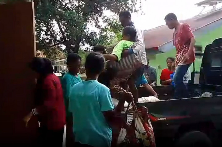 Penjabat Desa Waipaar, Marianus Dare mengatakan jalan tersebut tidak bisa dilalui mobil sehingga pasien terpaksa harus ditandu sejauh enam kilometer.