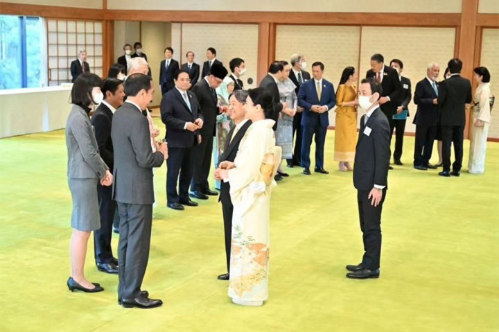 Sebelum meninggalkan Istana Kekaisaran, Presiden Jokowi sempat berbincang kembali dan menyampaikan pesan kepada Kaisar Naruhito dan Permaisuri Masako untuk kembali berkunjung ke Indonesia.