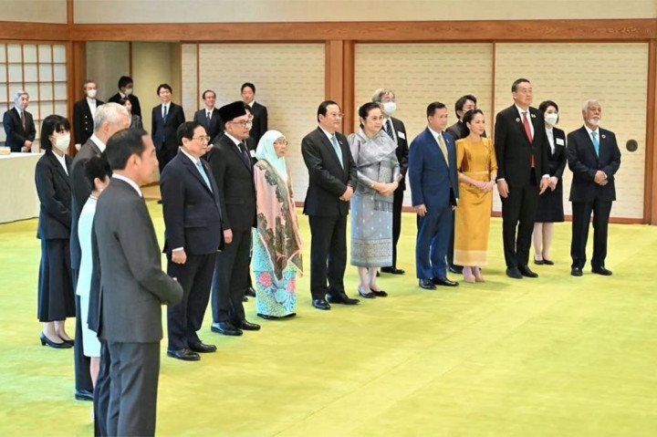 Sebelum jamuan minum teh dimulai, Kaisar Naruhito terlebih dahulu memberikan sambutannya. Kaisar Naruhito menyampaikan ucapan selamat atas suksesnya penyelenggaraan KTT Perayaan 50 Tahun ASEAN-Jepang.