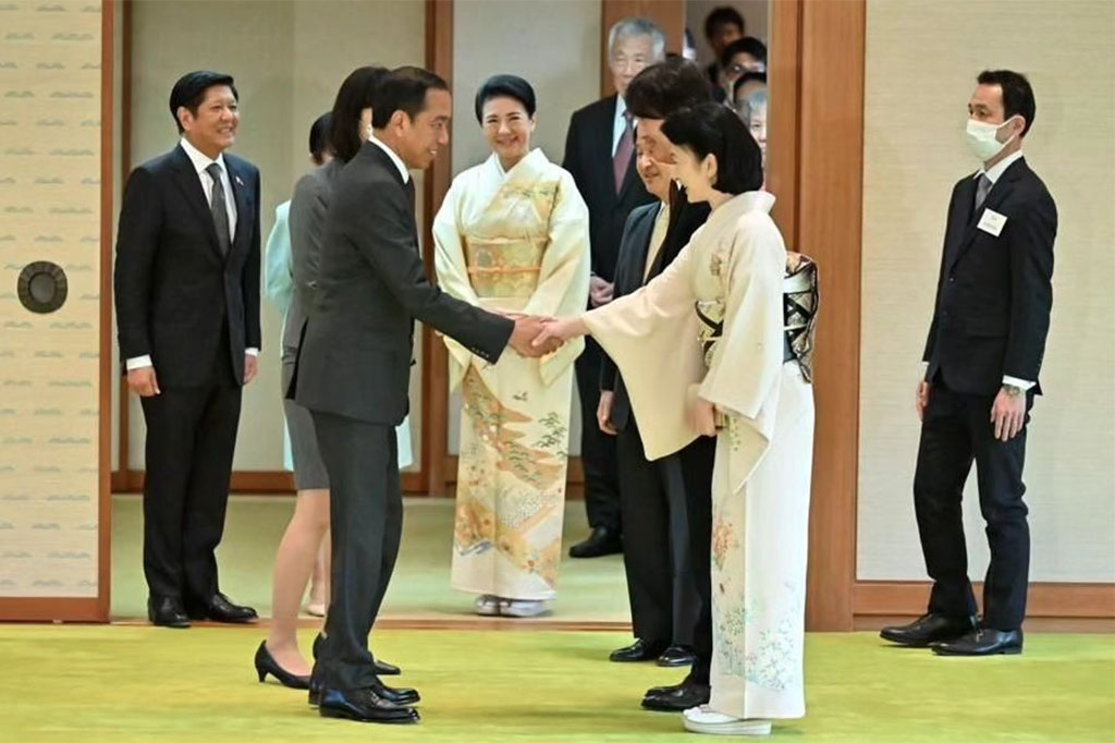 Presiden Joko Widodo bersama para pemimpin negara ASEAN menghadiri jamuan minum teh yang digelar oleh Kaisar Jepang Naruhito dan Permaisuri Masako di Istana Kekaisaran, Tokyo, Jepang, Senin, 18 Desember 2023.