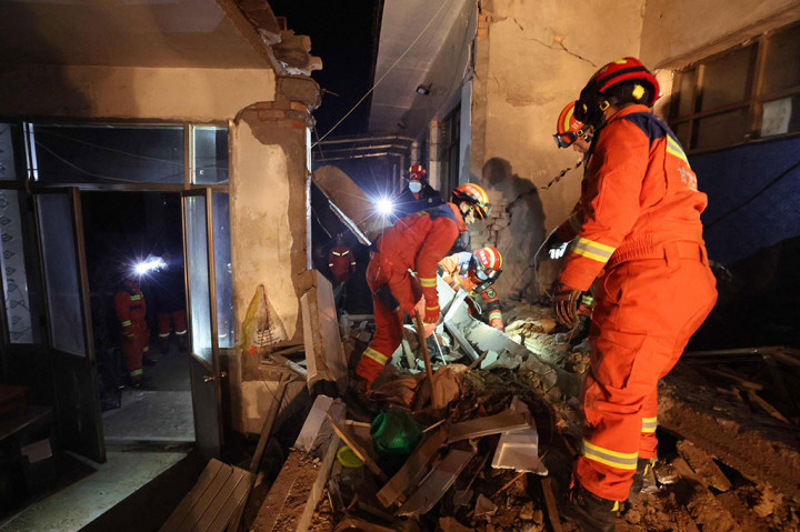 Sekitar 100 orang tewas dan puluhan lainnya terluka di Provinsi Gansu setelah gempa kuat dan dangkal terjadi, kata stasiun penyiaran negara CCTV, mengutip markas besar bantuan gempa provinsi. Menurut CCTV, 11 orang tewas dan 100 lainnya luka-luka di Kota Haidong di provinsi tetangga Qinghai.