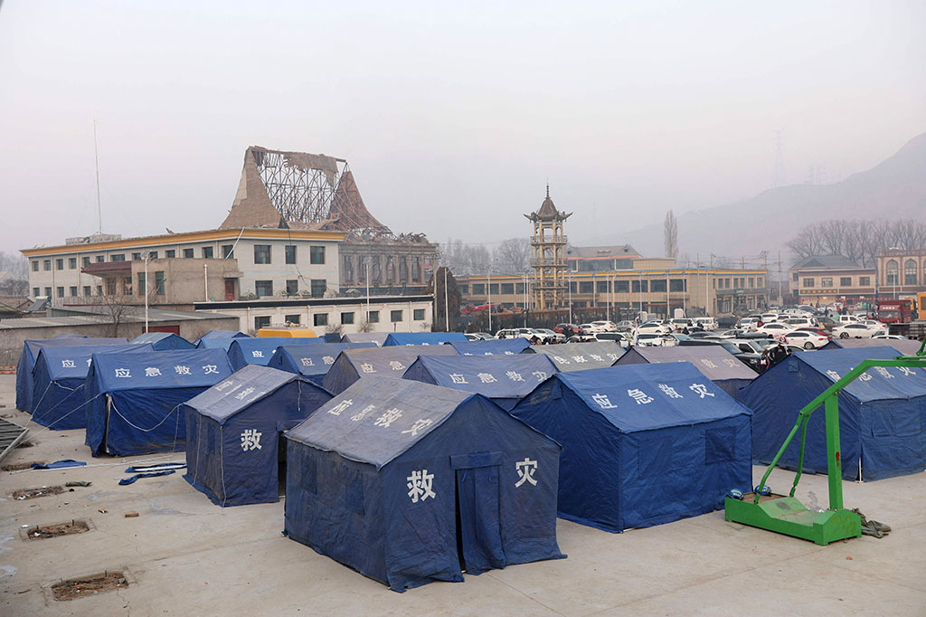 Pusat gempa berada sekitar 100 kilometer (60 mil) barat daya ibu kota provinsi Gansu, Lanzhou. Beberapa gempa susulan yang lebih kecil terjadi setelah gempa awal.