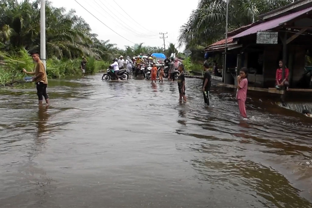 Selain merendam ribuan rumah, banjir juga menggenangi jalan provinsi penghubung Kabupaten Aceh Singkil menuju Kota Subulussalam, di Desa Ujung Bawa, Kecamatan Singkil.