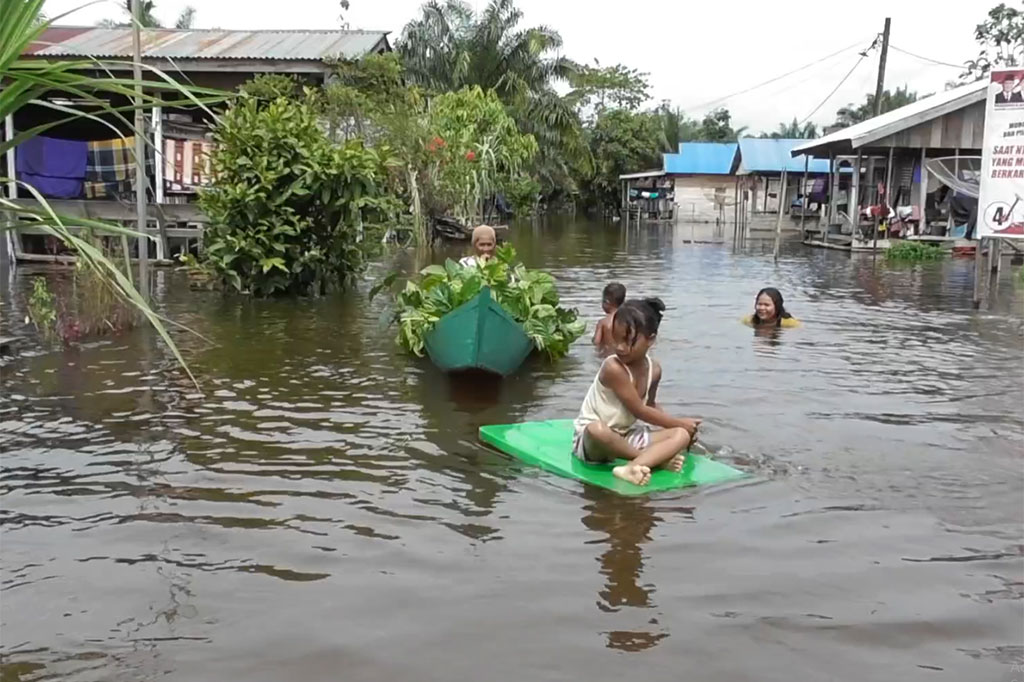 Ketinggian air banjir bervariasi di sejumlah titik. Di pekarangan berkisar sekitar 1,5 hingga dua meter, sementara di jalan provinsi penghubung Singkil-Subulussalam mencapai 40 cm.