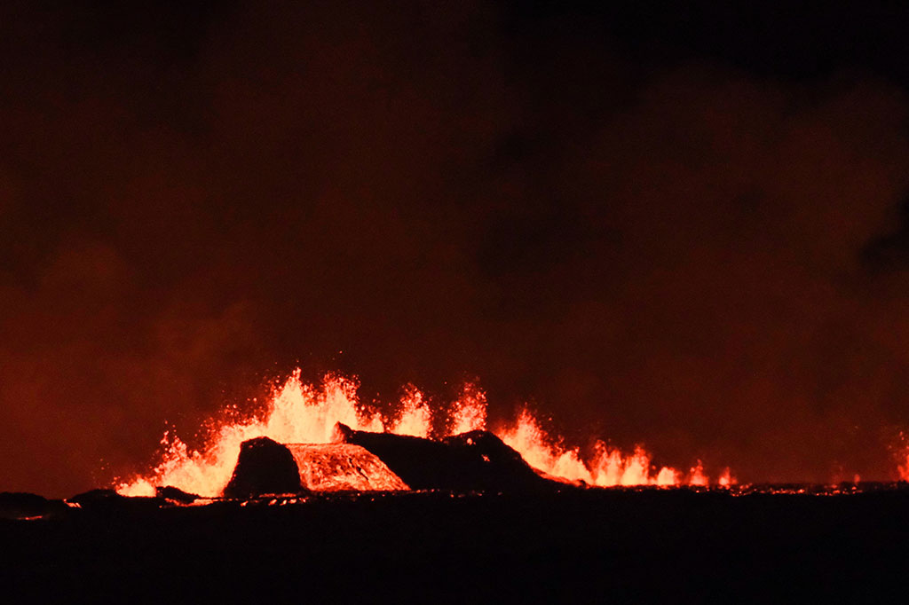 “Pada pukul 22:17 malam ini, letusan gunung berapi dimulai di utara Grindavik di semenanjung Reykjanes,” kata Iceland's Meteorological Office (IMO), seraya menambahkan bahwa letusan tersebut dapat dilihat dari webcam terdekat.