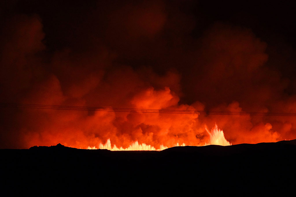 Rekaman letusan yang disiarkan langsung menunjukkan semburan besar lava oranye menyala yang menyembur ke langit malam, dikelilingi asap merah yang mengepul. “Helikopter Penjaga Pantai akan segera lepas landas untuk memastikan lokasi pasti dan ukuran letusan,” kata IMO.
