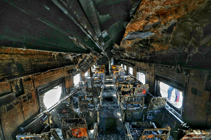 Kepala polisi kereta api Dhaka Anwar Hossain mengatakan para korban tewas terbakar, dan foto-foto yang dirilis oleh dinas pemadam kebakaran menunjukkan api berawal dari gerbong kereta api.