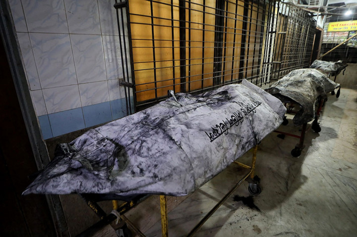 Setidaknya empat orang tewas dalam kebakaran di sebuah kereta api yang penuh sesak di ibu kota Bangladesh  Selasa, 19 Desember 2023. Polisi menuduh aktivis oposisi melakukan sabotase yang disengaja menjelang pemilihan umum.
