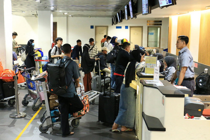 Menyambut libur Natal 2023 dan Tahun Baru 2024 (Nataru), Bandara Internasional Juanda resmi membuka Posko Terpadu Angkutan Udara Nataru di lobby Terminal 1 (T1), Selasa, 19 Desember 2023.