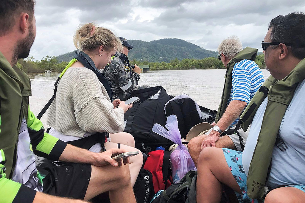 Koordinator bencana kepolisian Queensland Shane Chelepy mengatakan helikopter penyelamat sedang bersiap untuk mengevakuasi kota berpenduduk antara 250 dan 300 orang itu.