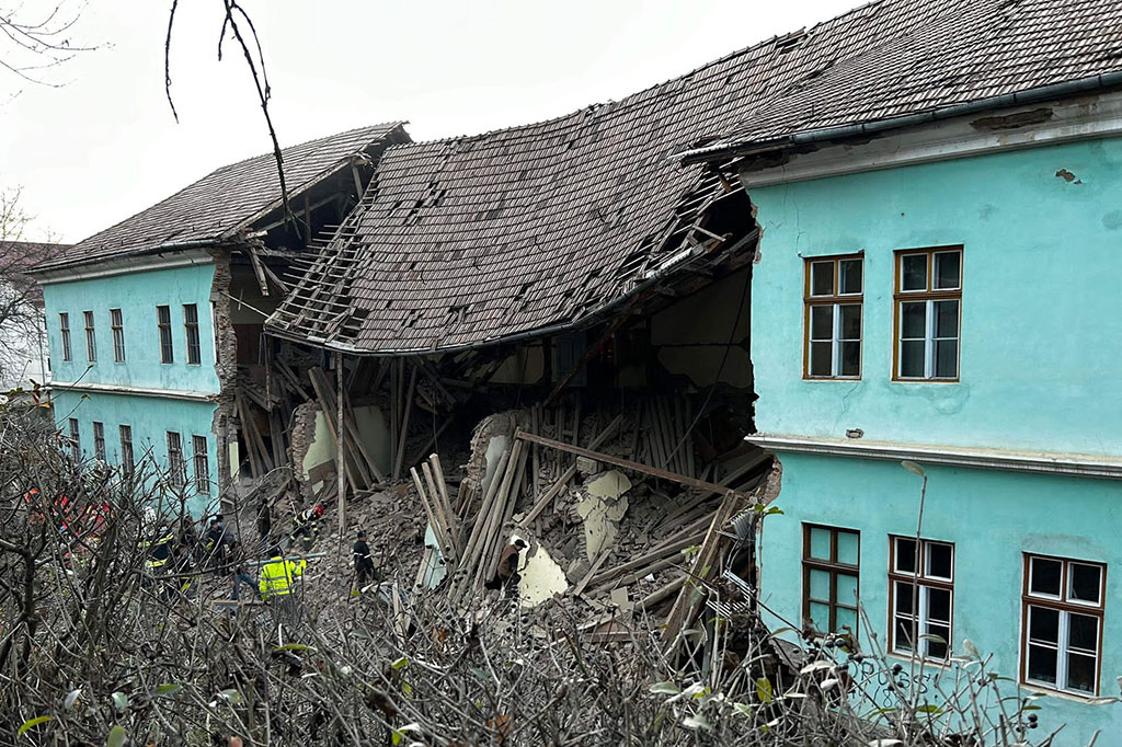 Seorang siswa tewas dan tiga lainnya terluka, satu di antaranya luka serius, setelah sebagian atap dari sebuah sekolah berasrama di Rumania tengah runtuh, Senin, 18 Desember 2023 waktu setempat.
