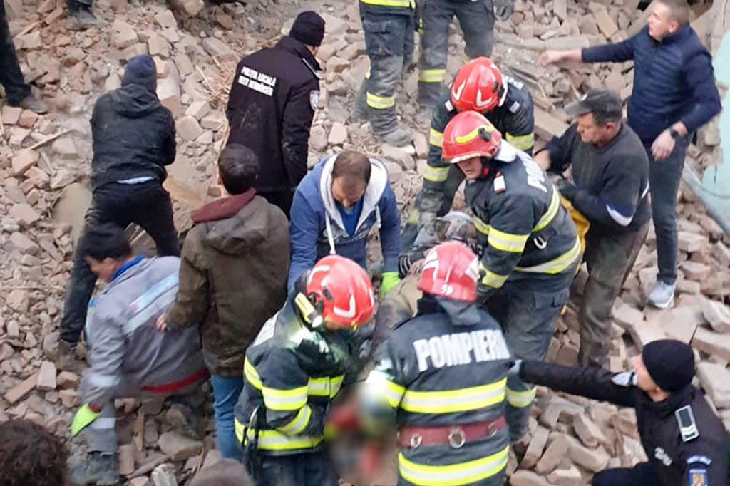 “Ini adalah tragedi yang secara brutal mengingatkan kita bahwa keselamatan sekolah tetap menjadi prioritas penting. Tempat di mana anak-anak menghabiskan sebagian besar waktunya harus memberikan perlindungan dan harus disesuaikan dengan standar keselamatan saat ini,” tulis Presiden Rumania Klaus Iohannis di Facebook.