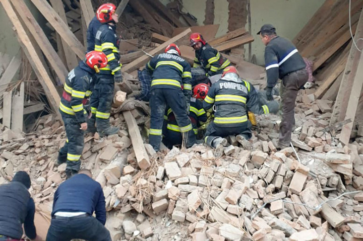 Tim pencarian dan penyelamatan menemukan empat siswa di reruntuhan asrama sekolah menengah yang runtuh di Odorheiu Secuiesc di wilayah Transylvania. Penyebab runtuhnya bangunan tersebut masih belum jelas.