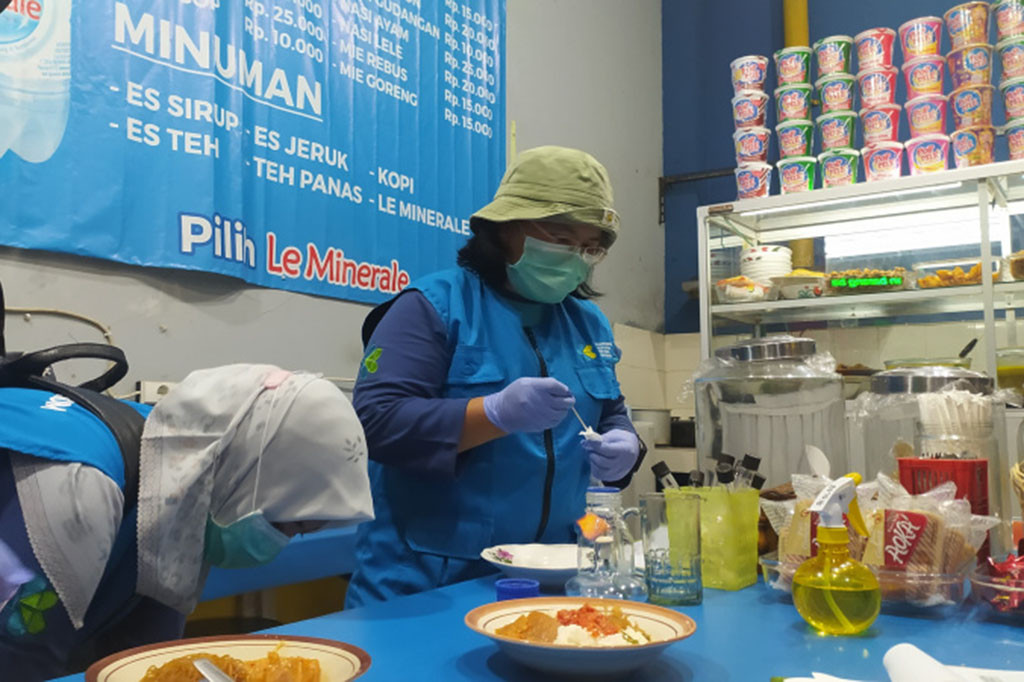 Kementerian Kesehatan (Kemenkes) didampingi Balai Besar Teknik Kesehatan Lingkungan Dan Pengendalian Penyakit (BBTKLPP) Jateng DI Yogjakarta, Selasa, 19 Desember 2023 secara mendadak menggelar inspeksi kepada pedagang di lingkungan Terminal Tipe A Tirtonadi Solo.