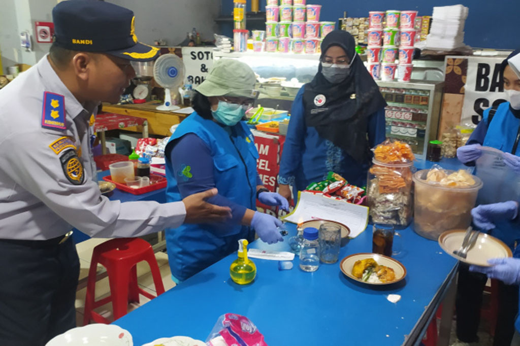 Tim sidak mengambil sampel makanan siap saji, yang dijajakan di kios di dalam terminal untuk diperiksa teliti, kaitan higienitas makanan yang dijual.