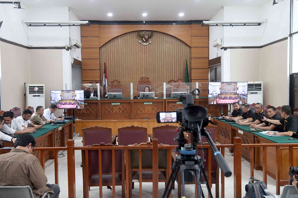 Hakim Tunggal Pengadilan Negeri Jakarta Selatan Imelda Herawati menolak permohonan gugatan praperadilan Firli Bahuri terkait penetapan tersangka oleh Kepolisian Daerah Metropolitan Jakarta Raya (Polda Metro Jaya).