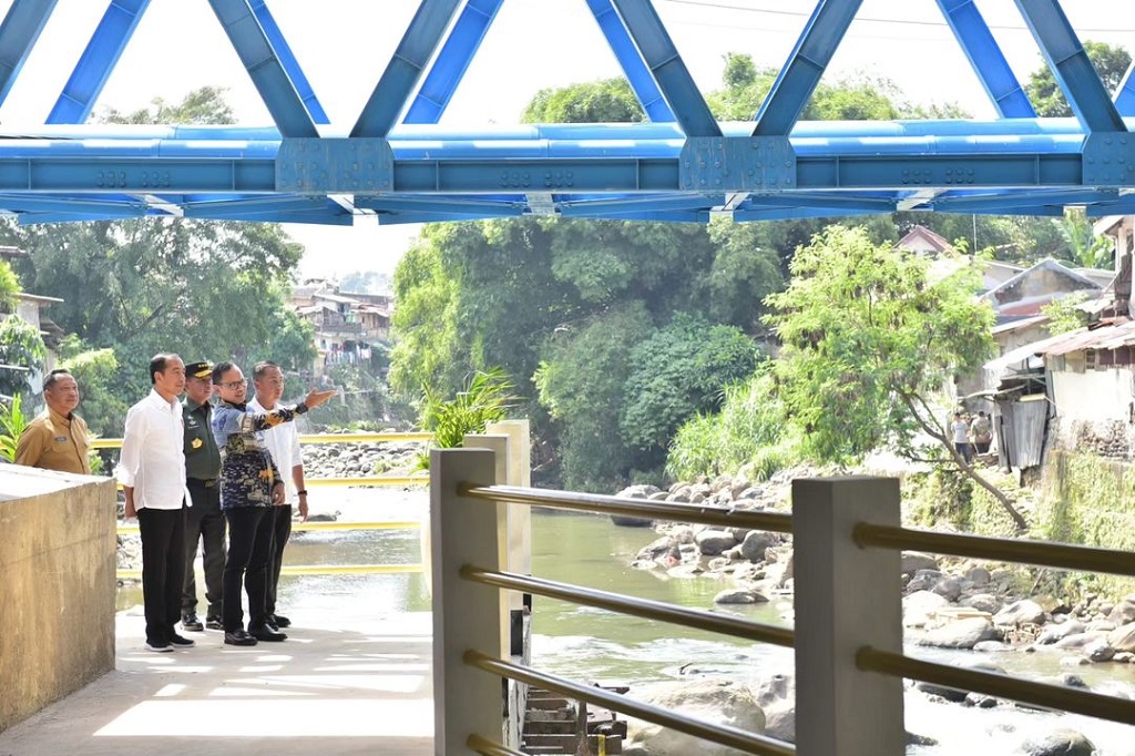 Presiden Joko Widodo meresmikan Jembatan Otto Iskandar Dinata (Otista), Kota Bogor, Provinsi Jawa Barat, pada Selasa, 19 Desember 2023. Proyek pelebaran jembatan tersebut sebagai upaya mengatasi permasalahan kemacetan yang diakibatkan oleh penyempitan jalan.