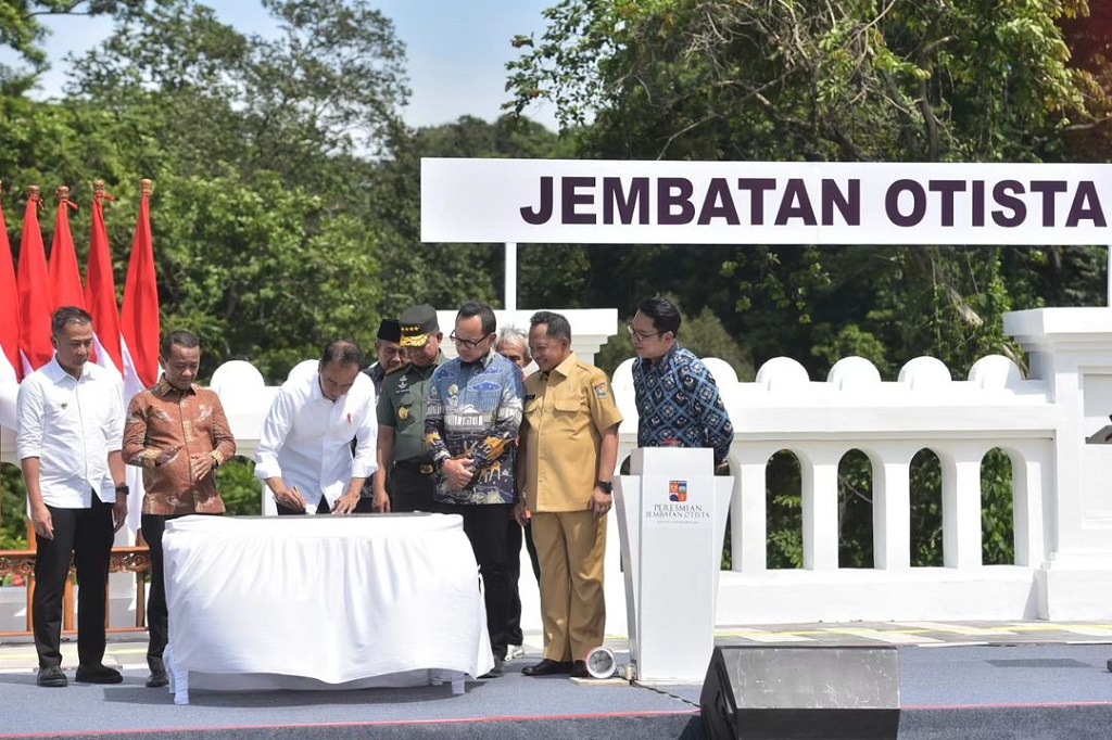 Selain itu, Kepala Negara pun menyampaikan bahwa sejalan dengan pembangunan jembatan tersebut, ciri khas jembatan yang telah ada sejak tahun 1920 itu pun tetap dipertahankan dalam rangka menjaga cagar budaya.