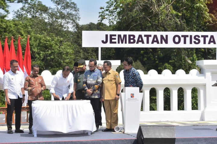 Selain itu, Kepala Negara pun menyampaikan bahwa sejalan dengan pembangunan jembatan tersebut, ciri khas jembatan yang telah ada sejak tahun 1920 itu pun tetap dipertahankan dalam rangka menjaga cagar budaya.