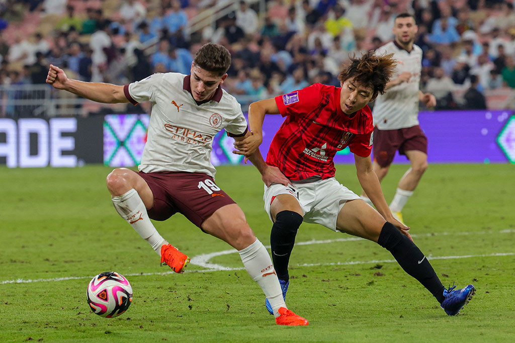 Sang pemenang Liga Champions memerlukan waktu 30 menit untuk menciptakan peluang yang jelas untuk mencetak gol ketika Matheus Nunes memotong ke dalam dan melepaskan tembakan ke arah gawang yang ditepis oleh Shusaku Nishikawa.