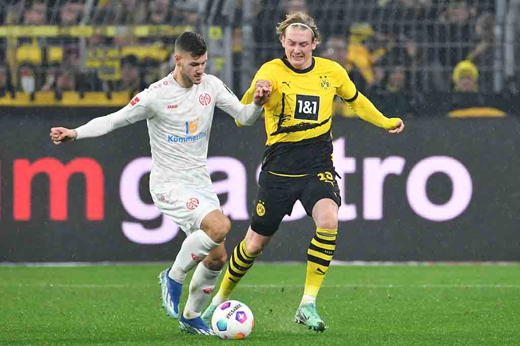 Dortmund tampil mengesankan sejak awal dan memimpin berkat tendangan bebas brilian dari Julian Brandt tetapi Mainz membalas di penghujung babak pertama, Sepp van den Berg menyundul bola dari jarak dekat.