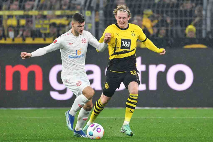 Dortmund tampil mengesankan sejak awal dan memimpin berkat tendangan bebas brilian dari Julian Brandt tetapi Mainz membalas di penghujung babak pertama, Sepp van den Berg menyundul bola dari jarak dekat.