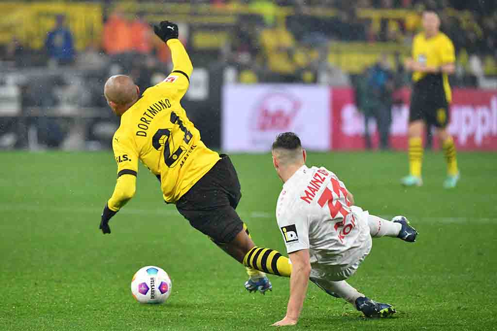 Mainz entah bagaimana bertahan di tengah serangan awal Dortmund, dengan tendangan remaja Inggris Jamie Bynoe-Gittens membentur mistar gawang dan tendangannya melebar. Dortmund akhirnya berhasil menerobos setelah setengah jam, Brandt mengirimkan tendangan bebas melewati kiper Mainz Daniel Batz.