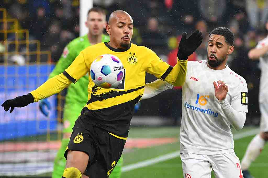 Penjaga gawang Dortmund Gregor Kobel berhasil melakukan sundulan tetapi tayangan ulang menunjukkan bola hanya beberapa inci melewati garis, dengan Mainz mencetak gol pertama mereka sejak November.