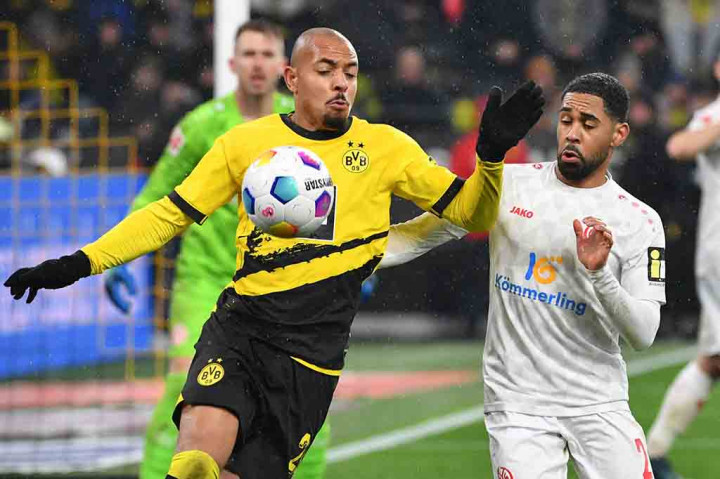 Penjaga gawang Dortmund Gregor Kobel berhasil melakukan sundulan tetapi tayangan ulang menunjukkan bola hanya beberapa inci melewati garis, dengan Mainz mencetak gol pertama mereka sejak November.