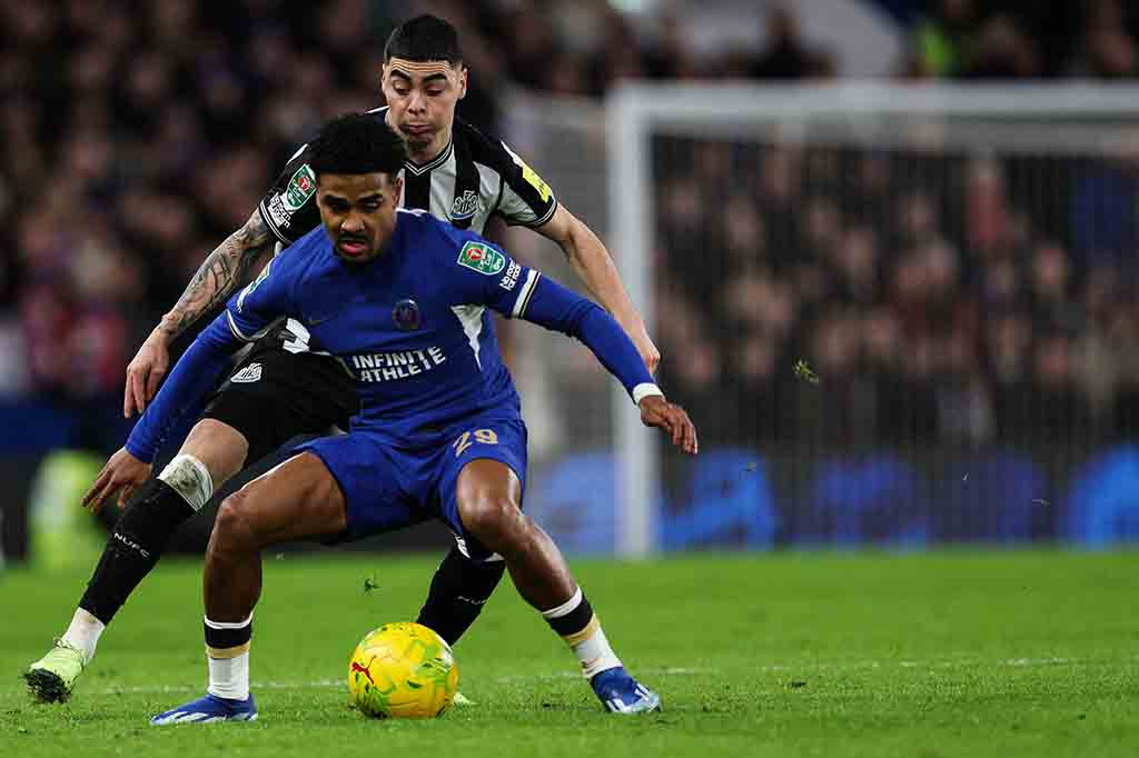 Benoit Badiashile seharusnya bisa memadamkan bahaya, namun usaha bek yang gagal untuk menghalau bola membuat Wilson dapat melepaskan tembakan dengan mudah.