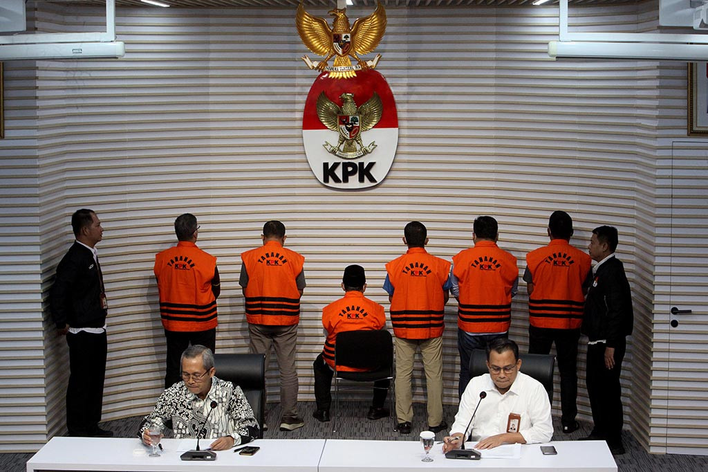 Abdul Gani ditahan bersama lima tersangka lainnya. Yakni, Kadis Perumahan dan Permukiman Pemprov Maluku Utara, Adnan Hasanudin; Kadis PUPR Pemprov Maluku Utara, Daud Ismail; Kepala BPPBJ, Ridwan Arsan; ajudan Abdul, Ramadhan Ibrahim; dan swasta, Stevi Thomas.