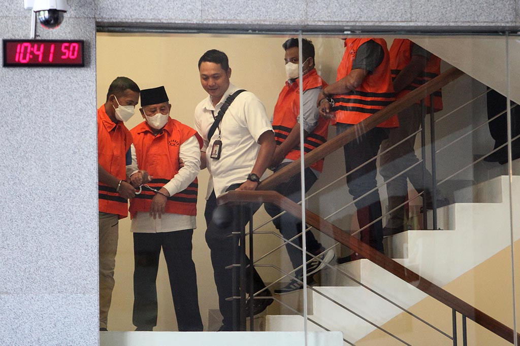 Komisi Pemberantasan Korupsi (KPK) resmi menahan Gubernur Maluku Utara Abdul Gani. Ia telah ditetapkan sebagai tersangka terkait dugaan korupsi proyek pengadaan barang dan jasa serta perizinan di lingkungan Pemerintah Provinsi (Pemprov) Maluku Utara.