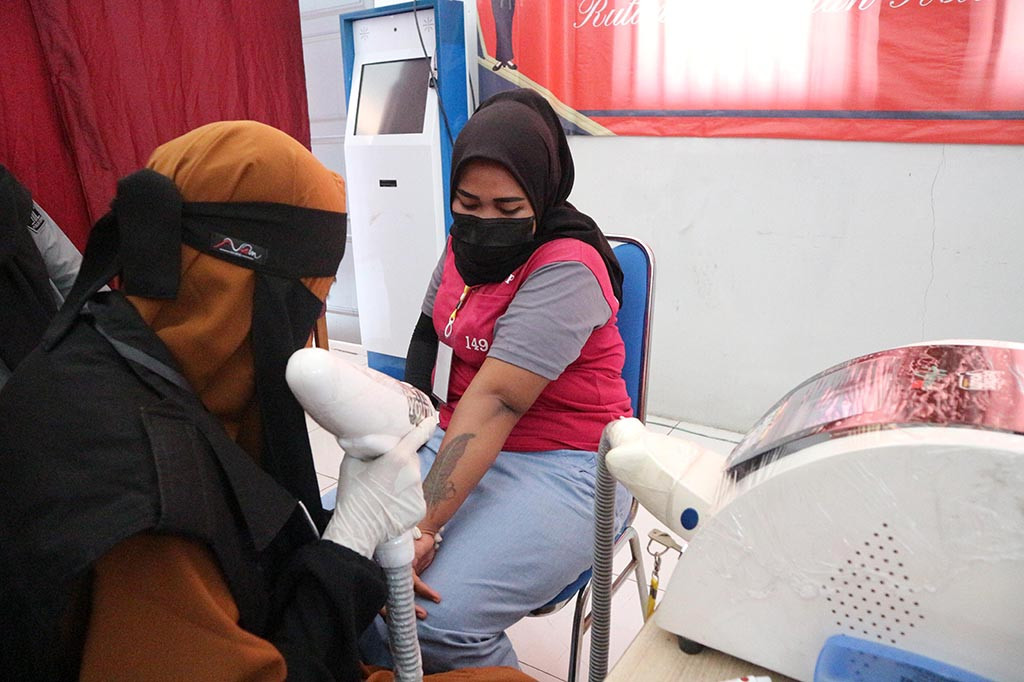Kegiatan hapus tato ini digelar Kanwil Kemenkumam Jatim hasil kerjasama dengan Yayasan Dana Sosial Al-Falah (YDSF), Youth Care dan Better Youth Foundation itu. Kegiatan hapus tato yang baru pertama digelar di Rutan Perempuan Surabaya itu dimanfaatkan sejumlah warga binaan. Para warga binaan yang mengikuti hapus tato, sebelumnya telah menjalani skrining kesehatan oleh tim medis poliklinik rutan.