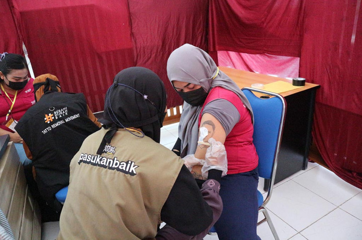 Sebanyak 17 warga binaan di Rumah Tahanan Negara (Rutan) Perempuan Surabaya di Kecamatan Porong, Kabupaten Sidoarjo mengikuti program hapus tato.
