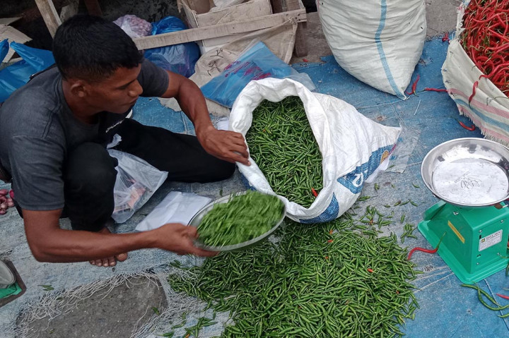 Harga cabai merah dan cabai rawit jelang nataru di kawasan Provinsi Aceh turun. Hal itu disambut gembira oleh ibu rumah tangga dan pemilik warung nasi wilayah berjulukan Serambi Mekkah tersebut.