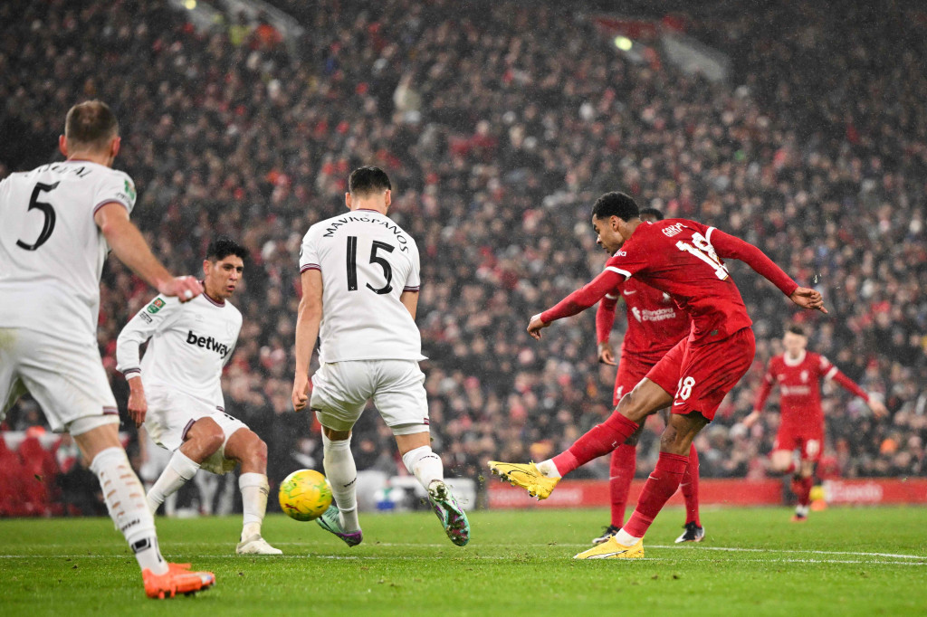 Liverpool mengubah skor menjadi 3-0 pada menit ke-71 ketika Ibrahima Konate bergerak maju sebelum menemukan Cody Gakpo, yang mengontrol bola di tepi kotak penalti dan melepaskan tembakan yang menghujam gawang.
