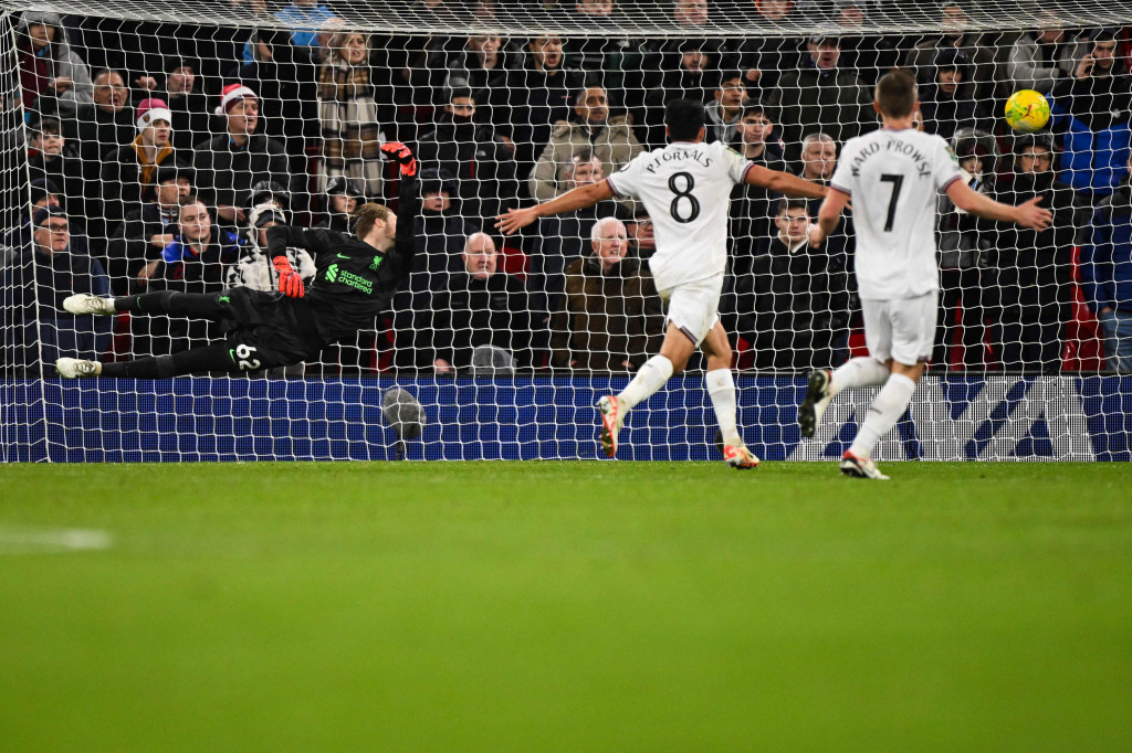Jarrod Bowen memperkecil ketertinggalan West Ham pada menit ke-77. Ia bergerak memotong bola Jarell Quansah dan menyelesaikan peluang dengan sepakan melengkung yang berbuah gol.
