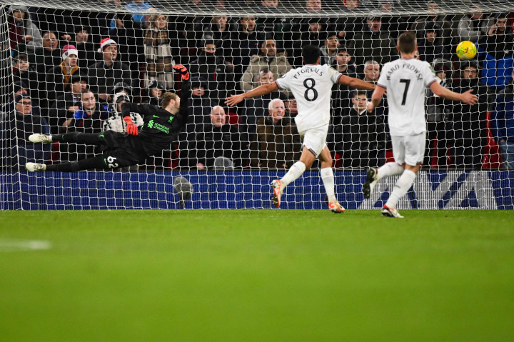 Jarrod Bowen memperkecil ketertinggalan West Ham pada menit ke-77. Ia bergerak memotong bola Jarell Quansah dan menyelesaikan peluang dengan sepakan melengkung yang berbuah gol.