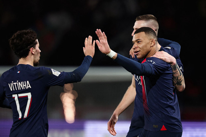 Oleh karena itu, PSG mengakhiri tahun ini dengan keunggulan lima poin atas penantang terdekatnya Nice, yang mengalahkan Lens 2-0 pada hari Rabu berkat dua gol telat dari striker Nigeria Terem Moffi.