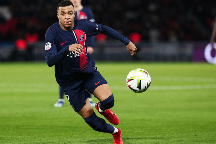 Kylian Mbappe menandai ulang tahunnya yang ke-25 dengan dua gol saat Paris Saint-Germain mengalahkan Metz 3-1 di Ligue 1 pada hari Rabu, 21 Desember 2023 untuk mencapai pertengahan musim dengan keunggulan lima poin di puncak klasemen.